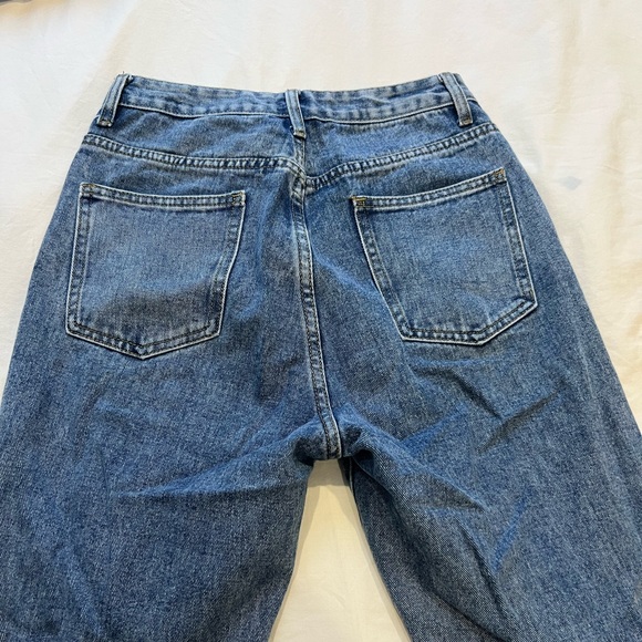 High-rise medium wash jeans with split hem near ankle - Picture 2 of 4